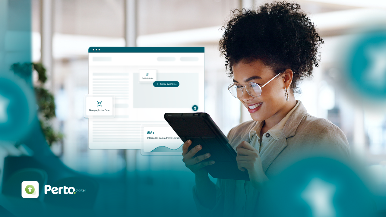 Mulher sorridente usando tablet em ambiente moderno, destacando recursos de acessibilidade digital da Perto Digital.