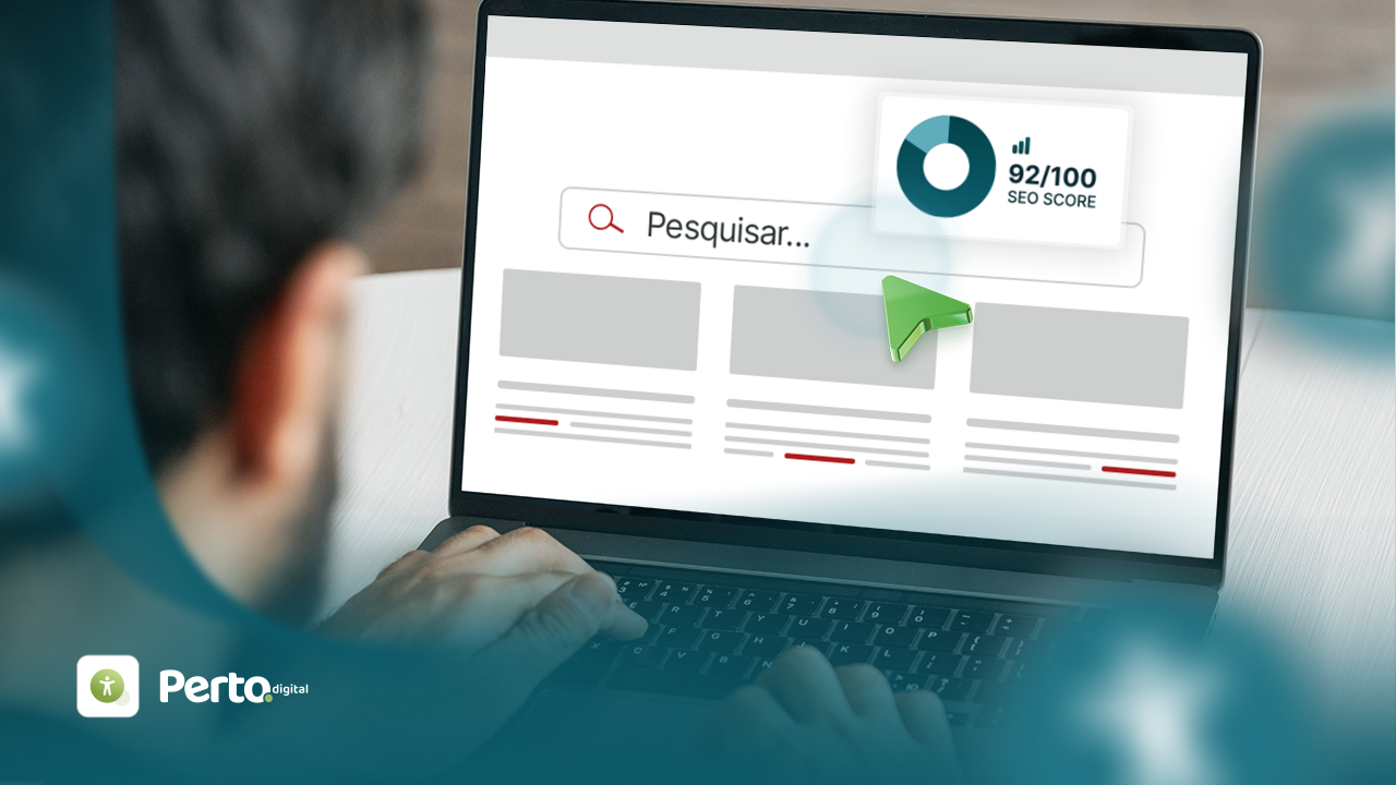Pessoa usando um laptop para pesquisar online, com um destaque de pontuação SEO 92/100 na tela.
