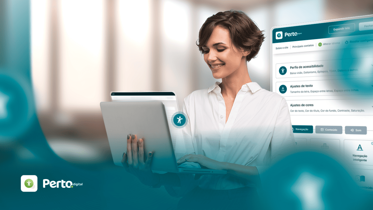 Mulher sorridente usa notebook enquanto o menu de acessibilidade do Perto Plugin exibe opções de perfis de acessibilidade, ajustes de texto, cores e navegação.