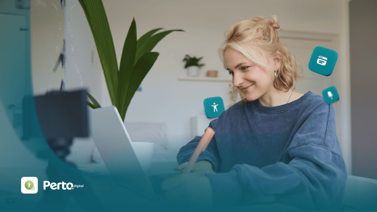 Mulher grava conteúdo acessível em um notebook com câmera em tripé, cercada por ícones de acessibilidade, legenda e voz, com o logotipo da Perto Digital em destaque.