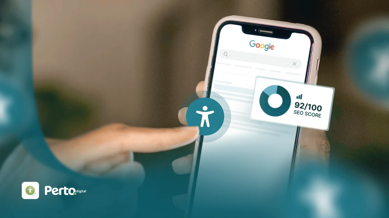 Mão tocando um ícone de acessibilidade sobreposto à tela de um celular com busca do Google e um cartão mostrando pontuação de SEO de 92 em 100.