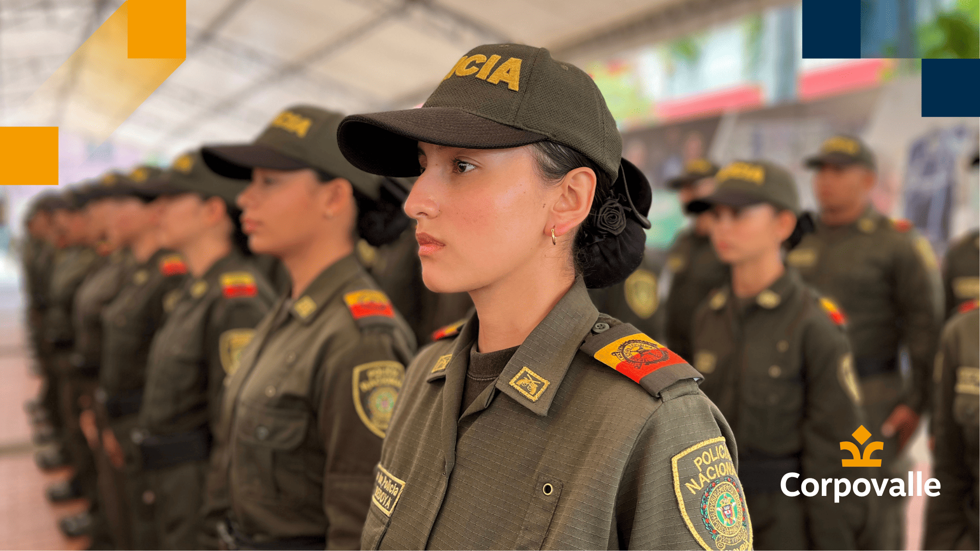 Primer plano de una joven oficial de la Policía Nacional, representando el compromiso y la presencia de la fuerza pública en la comunidad.