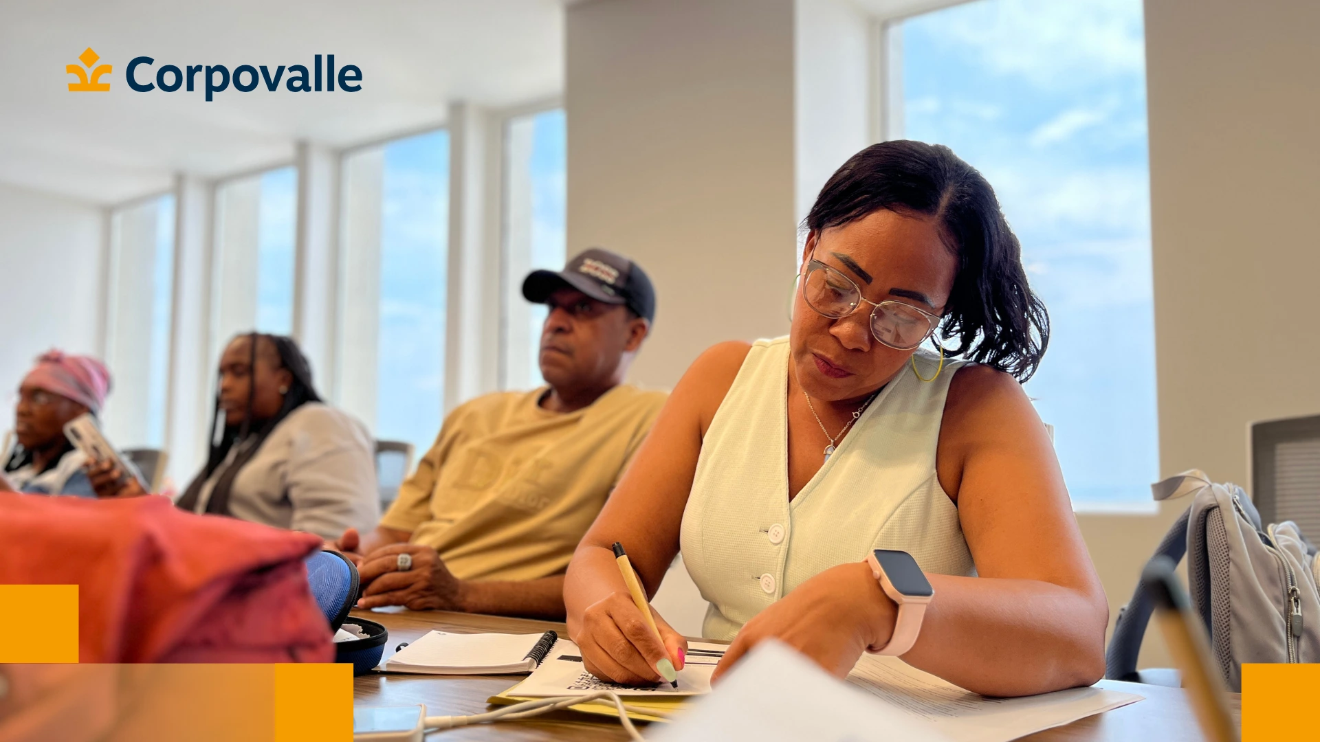 La jornada partió de un objetivo claro: contribuir al bienestar de las personas en condición de discapacidad implica una mirada integral que involucra no solo a la persona, sino también a su entorno cercano, especialmente a sus cuidadores. Desde esta perspectiva, la capacitación abordó herramientas que permiten afrontar los retos cotidianos con mayor preparación, criterio y claridad.