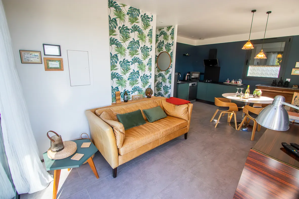 Salon cosy et élégant du gîte " la Récréation", idéal pour se détendre après une journée de visites.