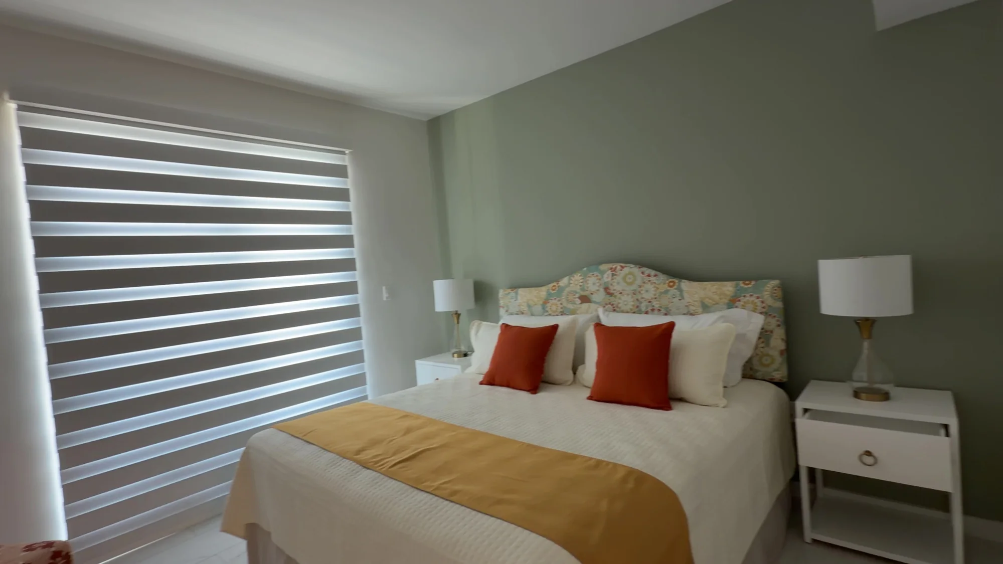 La Victoria zebra shade in the coral bedroom