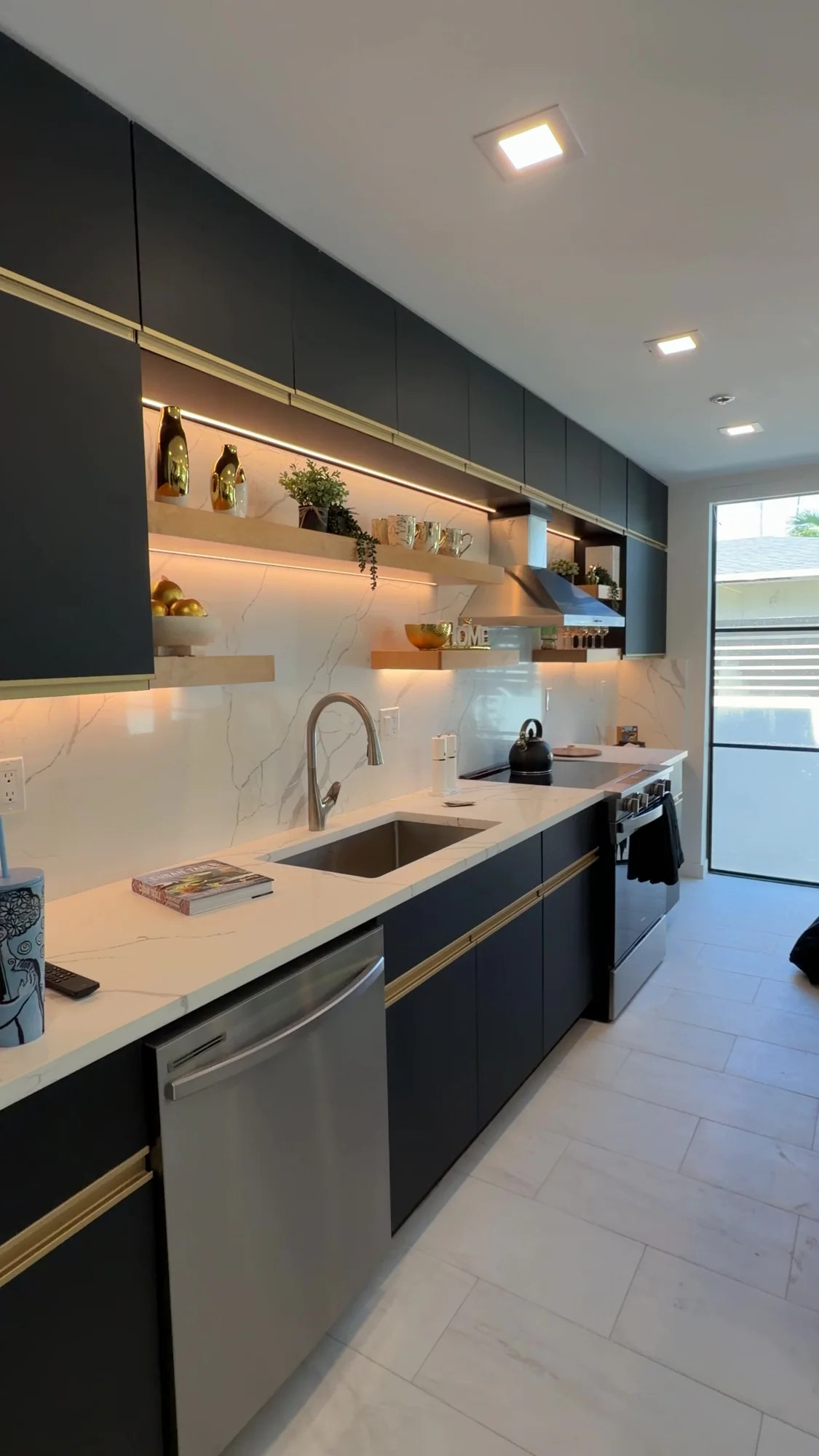 La Victoria kitchen zebra shade