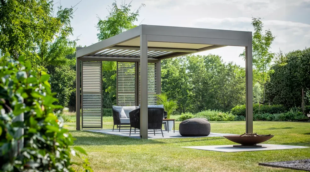Freestanding Renson Algarve aluminum pergola in a garden