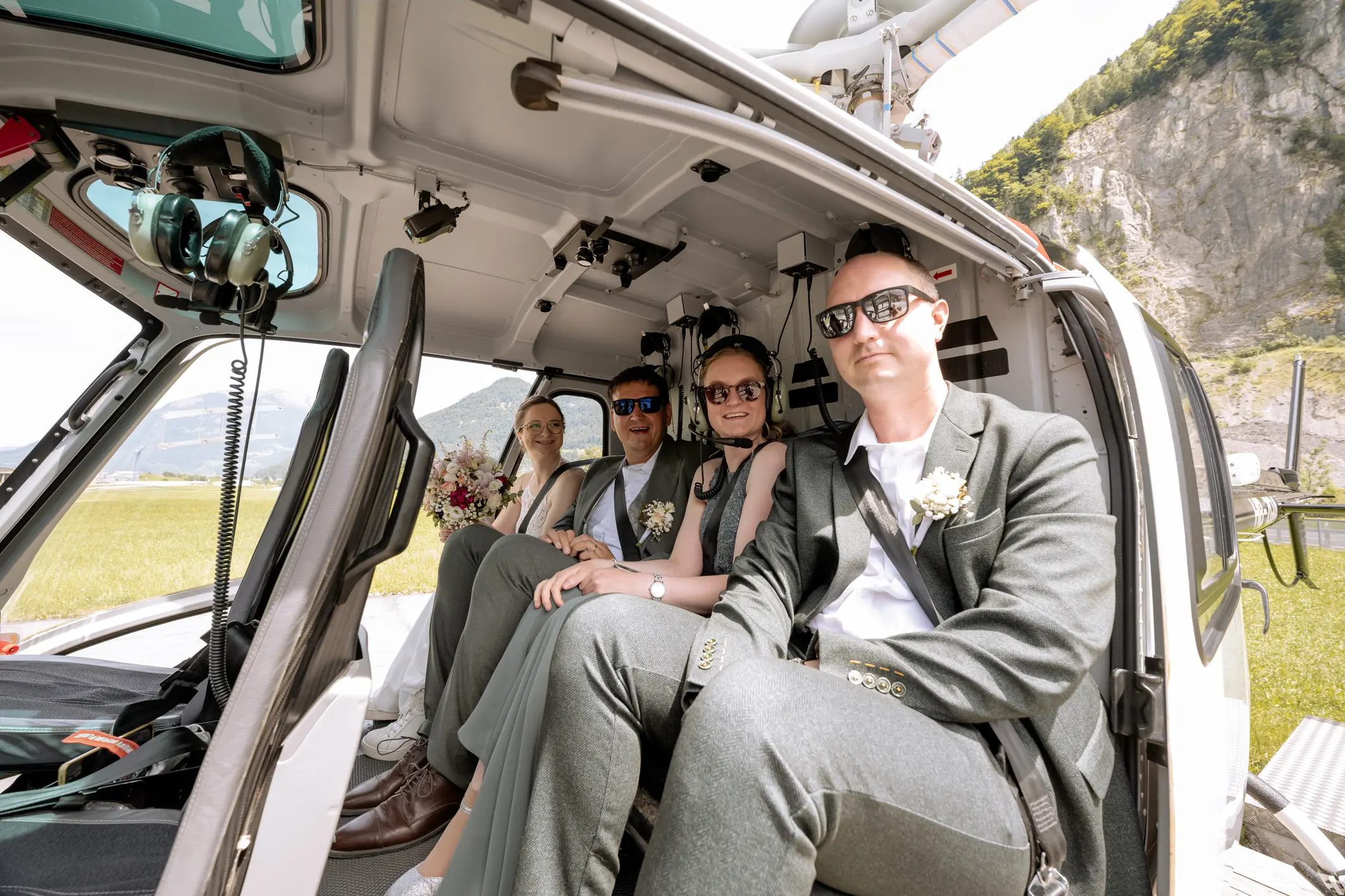 Fist Look zu Hause, dann ab zu Werdenberg und See - dann mit dem Heli auf den Hüfigletscher und über den Hohen Kasten zurück nach Rüthi, wo 300 Gäste warten. Feuerwehreinsatz m Brautkleid, Worte und Gesang von Sarah Scheier, Eis von Mamalena und eine Tanzfläche, die nicht stillstand