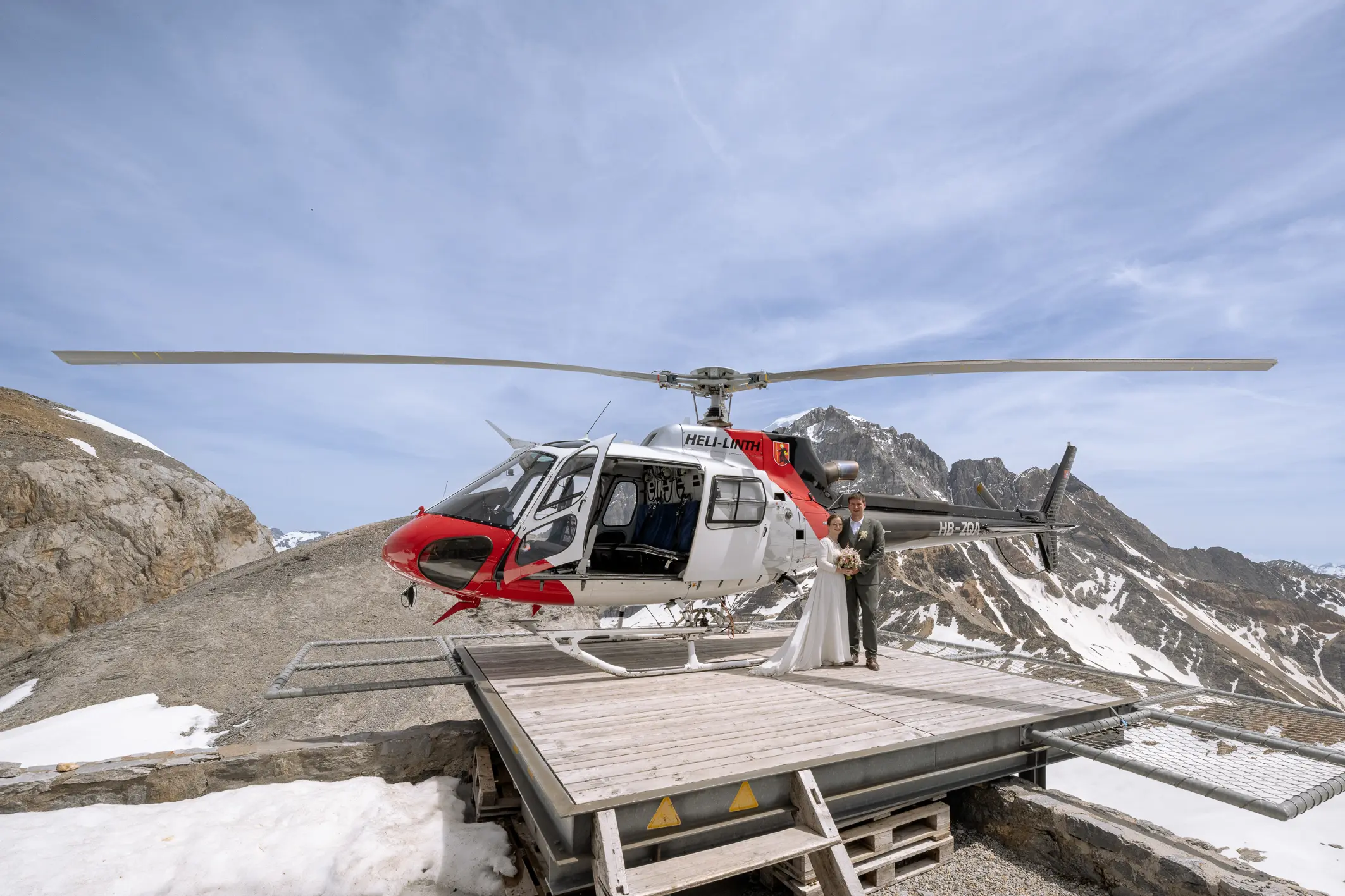 Fist Look zu Hause, dann ab zu Werdenberg und See - dann mit dem Heli auf den Hüfigletscher und über den Hohen Kasten zurück nach Rüthi, wo 300 Gäste warten. Feuerwehreinsatz m Brautkleid, Worte und Gesang von Sarah Scheier, Eis von Mamalena und eine Tanzfläche, die nicht stillstand