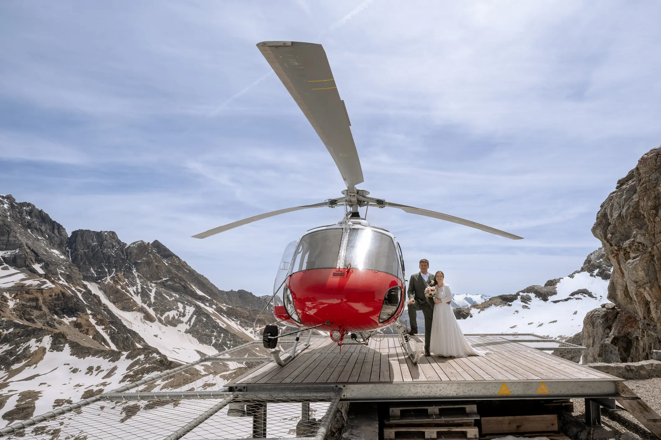 Fist Look zu Hause, dann ab zu Werdenberg und See - dann mit dem Heli auf den Hüfigletscher und über den Hohen Kasten zurück nach Rüthi, wo 300 Gäste warten. Feuerwehreinsatz m Brautkleid, Worte und Gesang von Sarah Scheier, Eis von Mamalena und eine Tanzfläche, die nicht stillstand