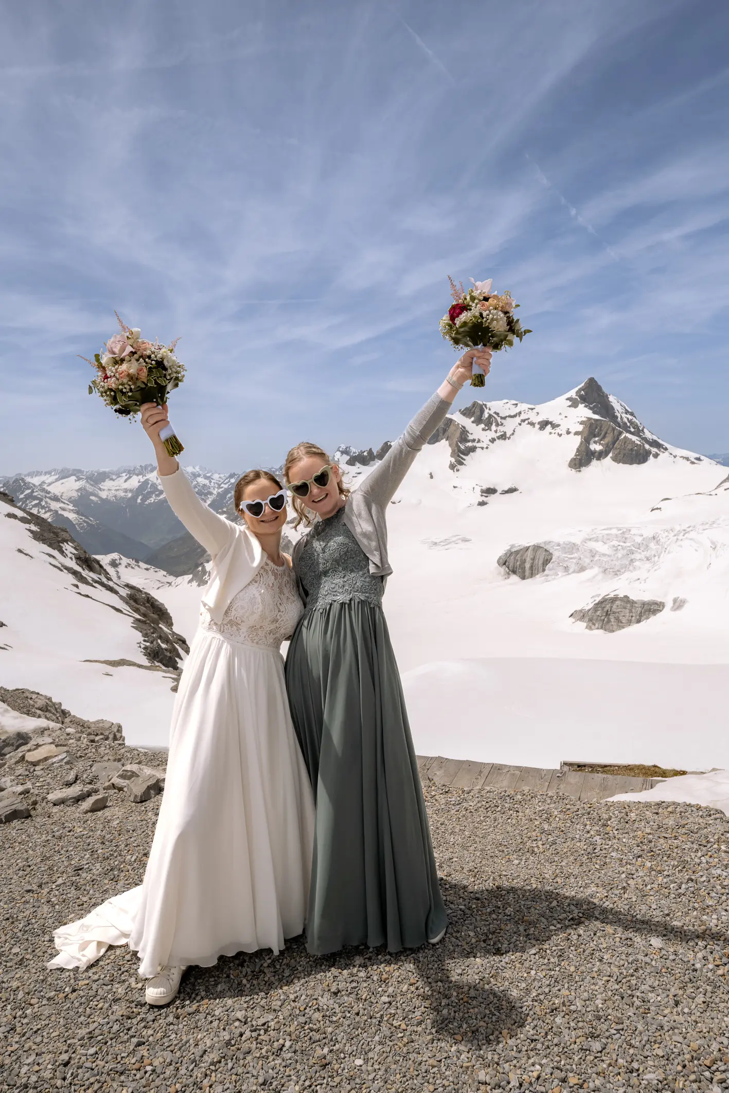 Fist Look zu Hause, dann ab zu Werdenberg und See - dann mit dem Heli auf den Hüfigletscher und über den Hohen Kasten zurück nach Rüthi, wo 300 Gäste warten. Feuerwehreinsatz m Brautkleid, Worte und Gesang von Sarah Scheier, Eis von Mamalena und eine Tanzfläche, die nicht stillstand
