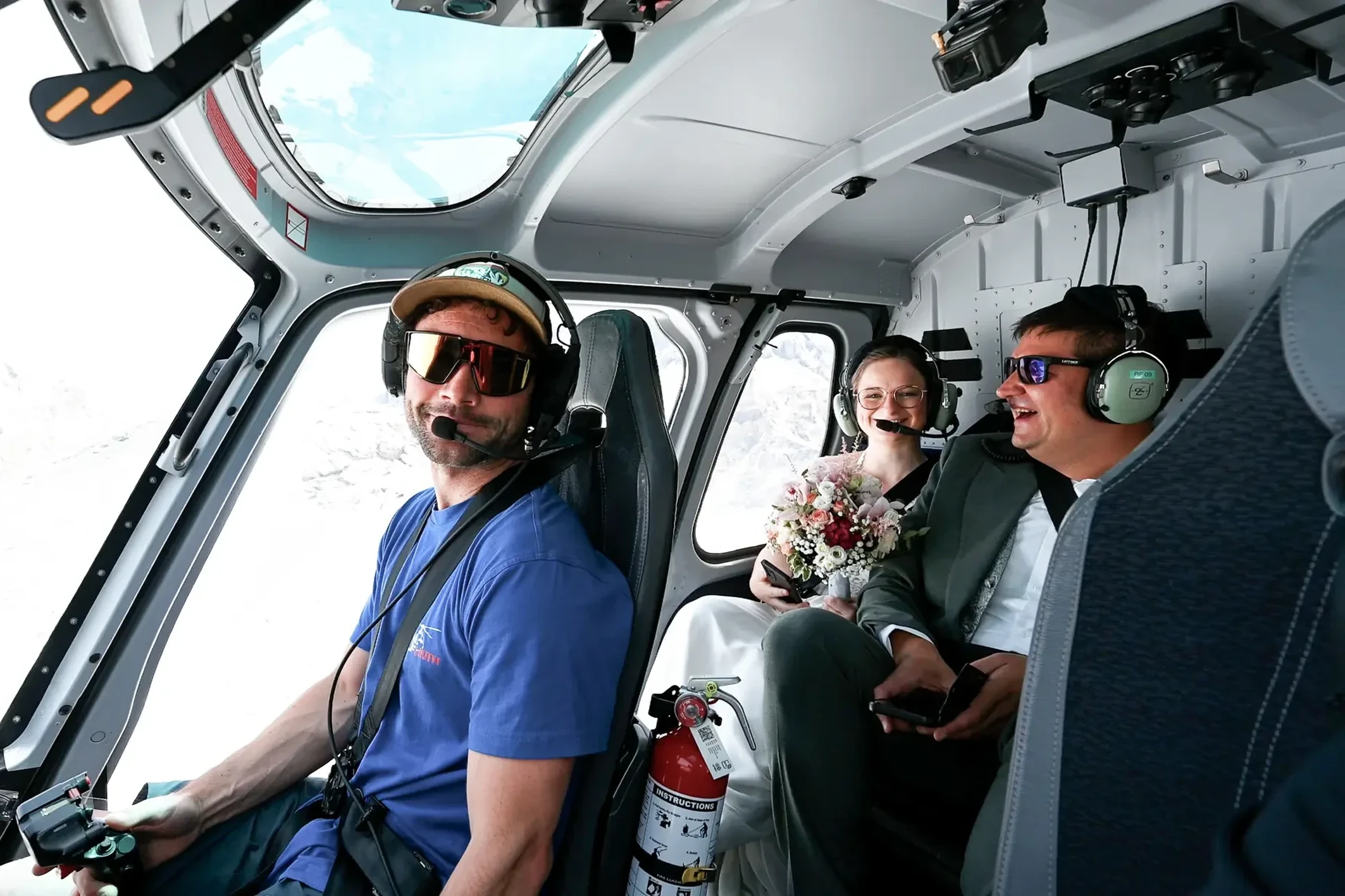 Fist Look zu Hause, dann ab zu Werdenberg und See - dann mit dem Heli auf den Hüfigletscher und über den Hohen Kasten zurück nach Rüthi, wo 300 Gäste warten. Feuerwehreinsatz m Brautkleid, Worte und Gesang von Sarah Scheier, Eis von Mamalena und eine Tanzfläche, die nicht stillstand