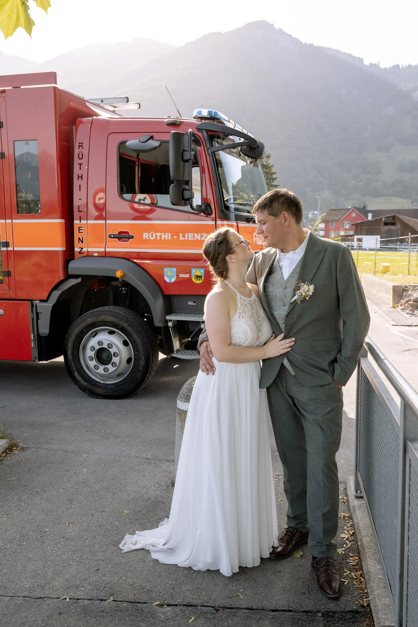 Fist Look zu Hause, dann ab zu Werdenberg und See - dann mit dem Heli auf den Hüfigletscher und über den Hohen Kasten zurück nach Rüthi, wo 300 Gäste warten. Feuerwehreinsatz m Brautkleid, Worte und Gesang von Sarah Scheier, Eis von Mamalena und eine Tanzfläche, die nicht stillstand