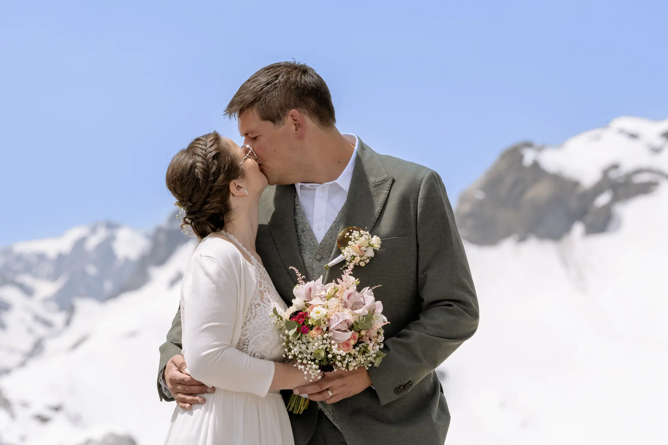Fist Look zu Hause, dann ab zu Werdenberg und See - dann mit dem Heli auf den Hüfigletscher und über den Hohen Kasten zurück nach Rüthi, wo 300 Gäste warten. Feuerwehreinsatz m Brautkleid, Worte und Gesang von Sarah Scheier, Eis von Mamalena und eine Tanzfläche, die nicht stillstand