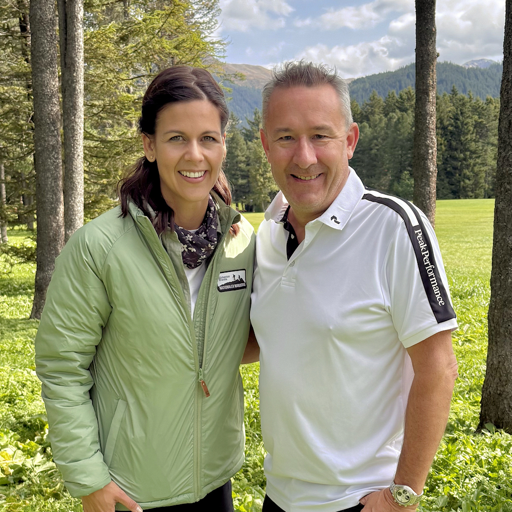 Mit Melanie Oesch im September 2025 am Nationalen Wandertag in Davos.