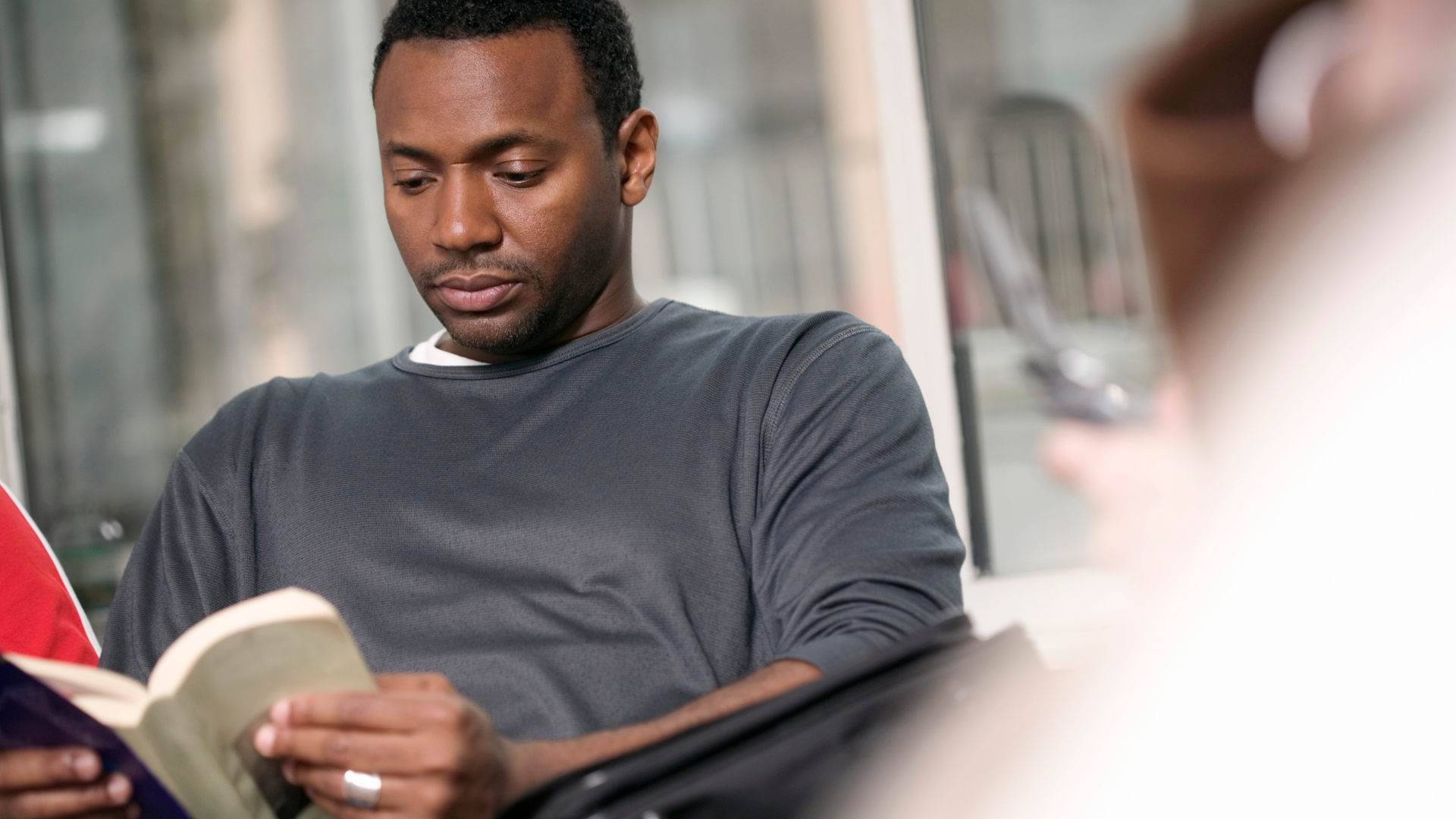 Comment faire comprendre à son partenaire qu’on a besoin de moments seul(e) (sans blesser)