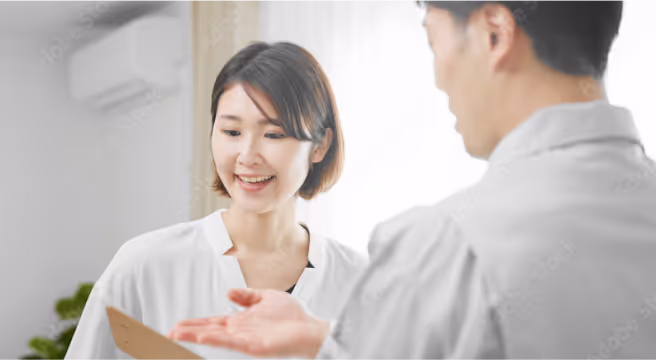 引越し業者と料金の交渉をしている写真