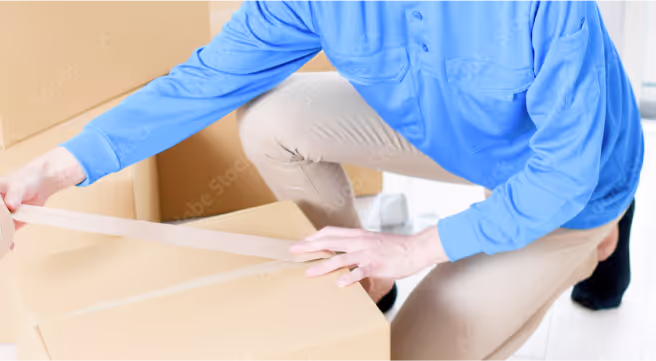 引越し業者が梱包作業をしている写真