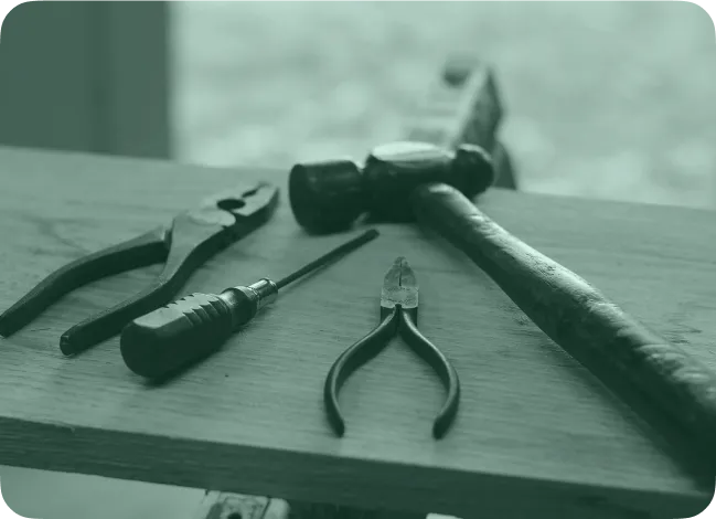 un plateau de bois avec des outils d'artisan 