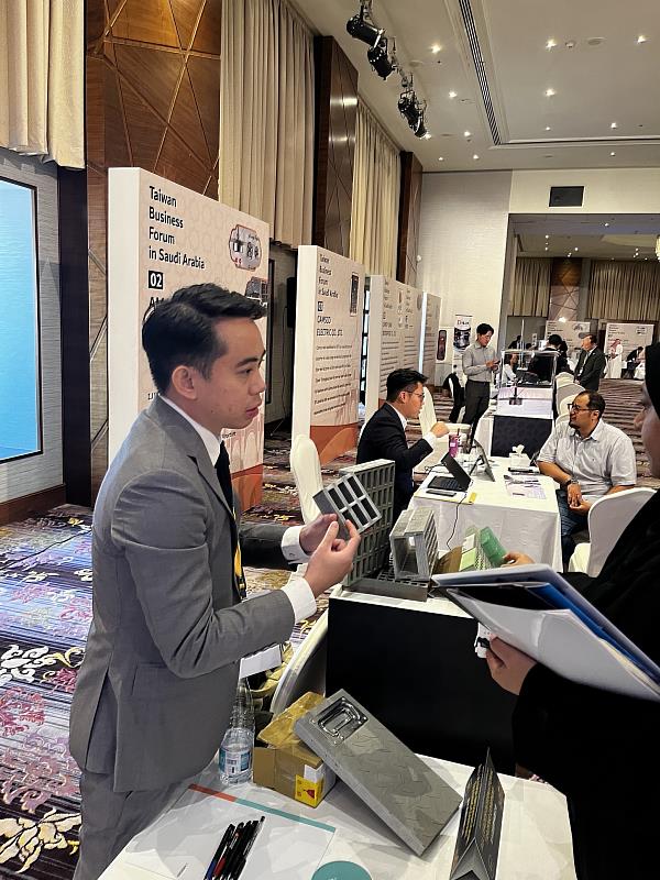 現場氣氛熱絡,其中歐利達建材產品獲沙國業者青睞。(貿協提供)