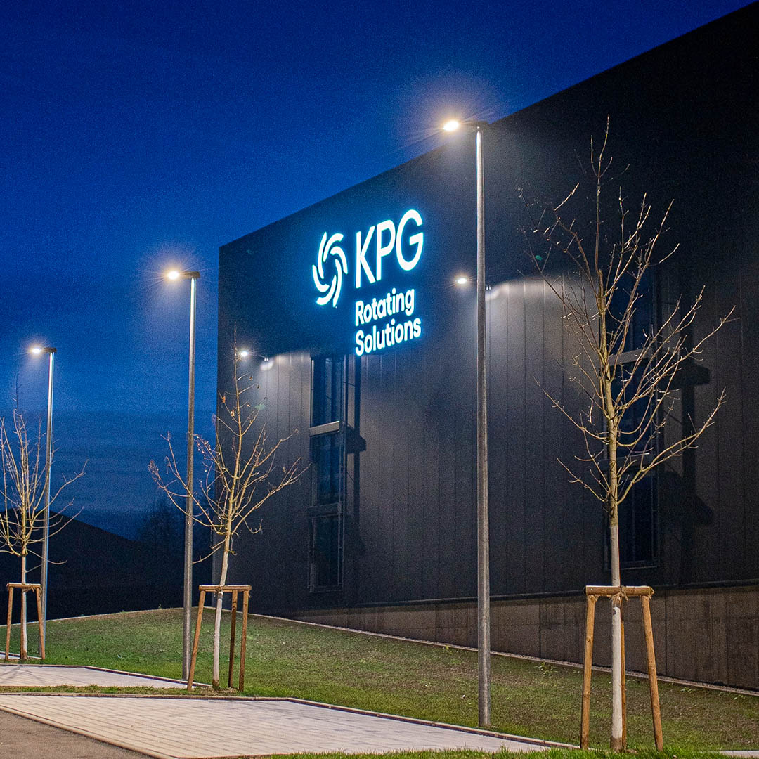 KPG leuchtendes Logo bei Nacht