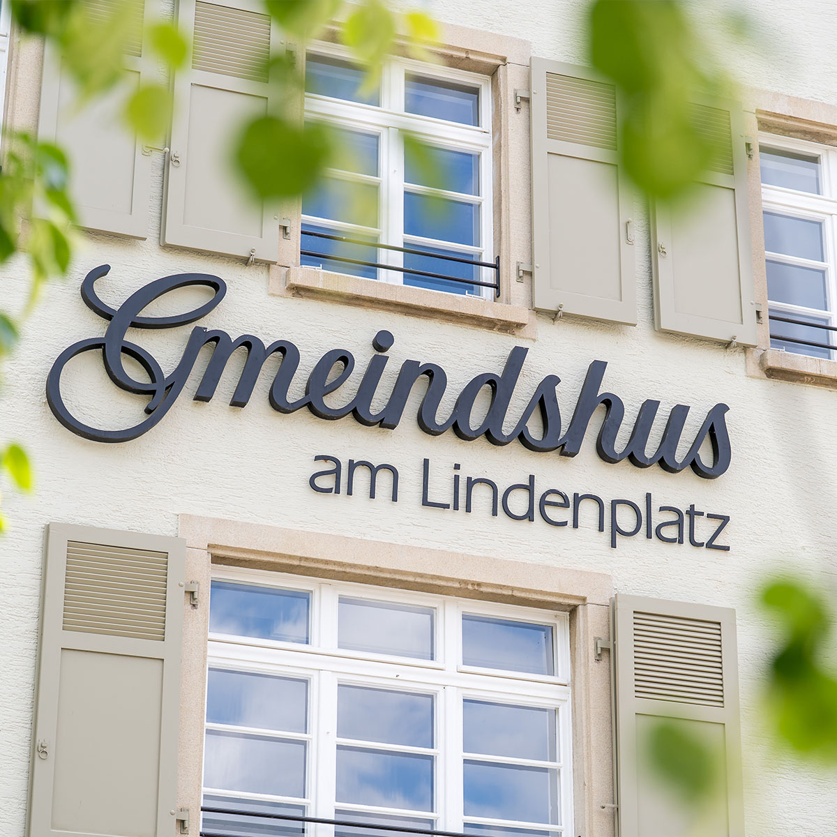 Werbetechnik Logo an Fassade