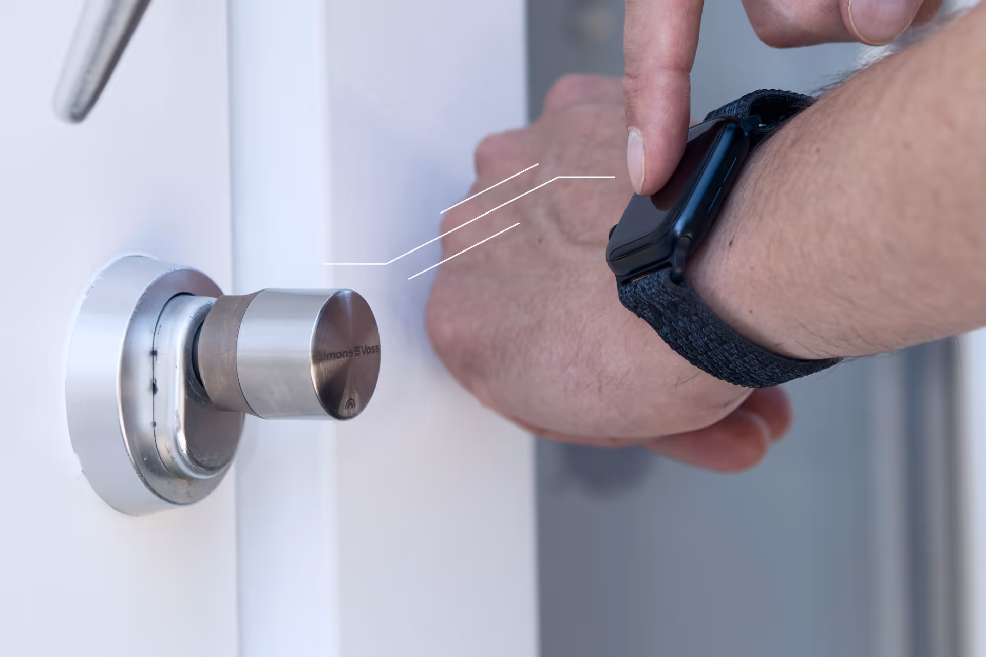 Smartes Türschloss wird geöffnet