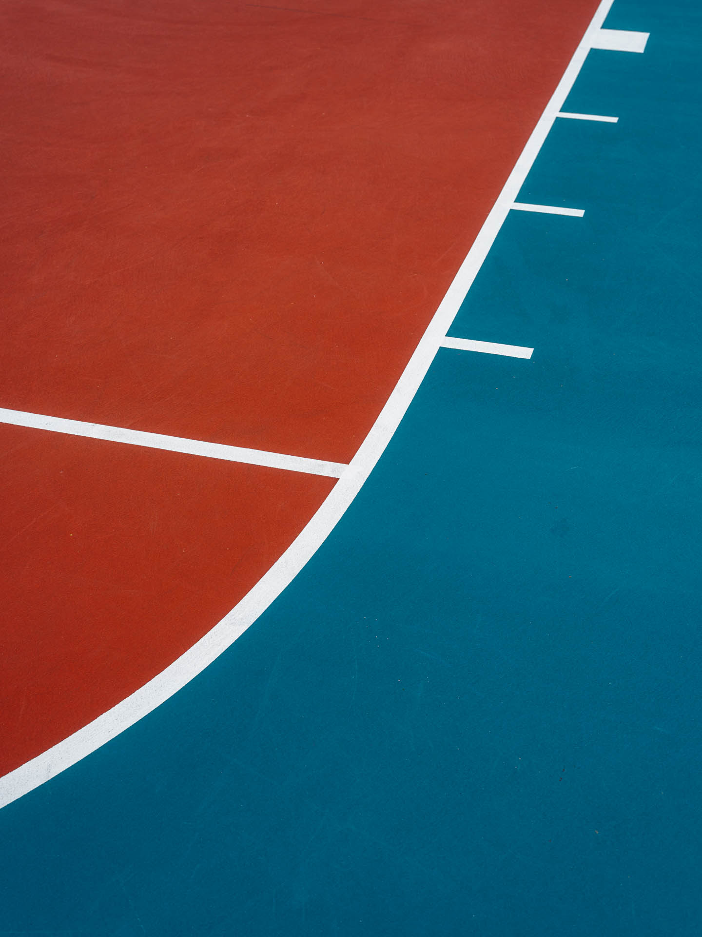 Blue and red court off the ocean