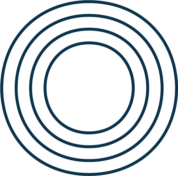 Quatre cercles concentriques bleu foncé sur fond blanc.