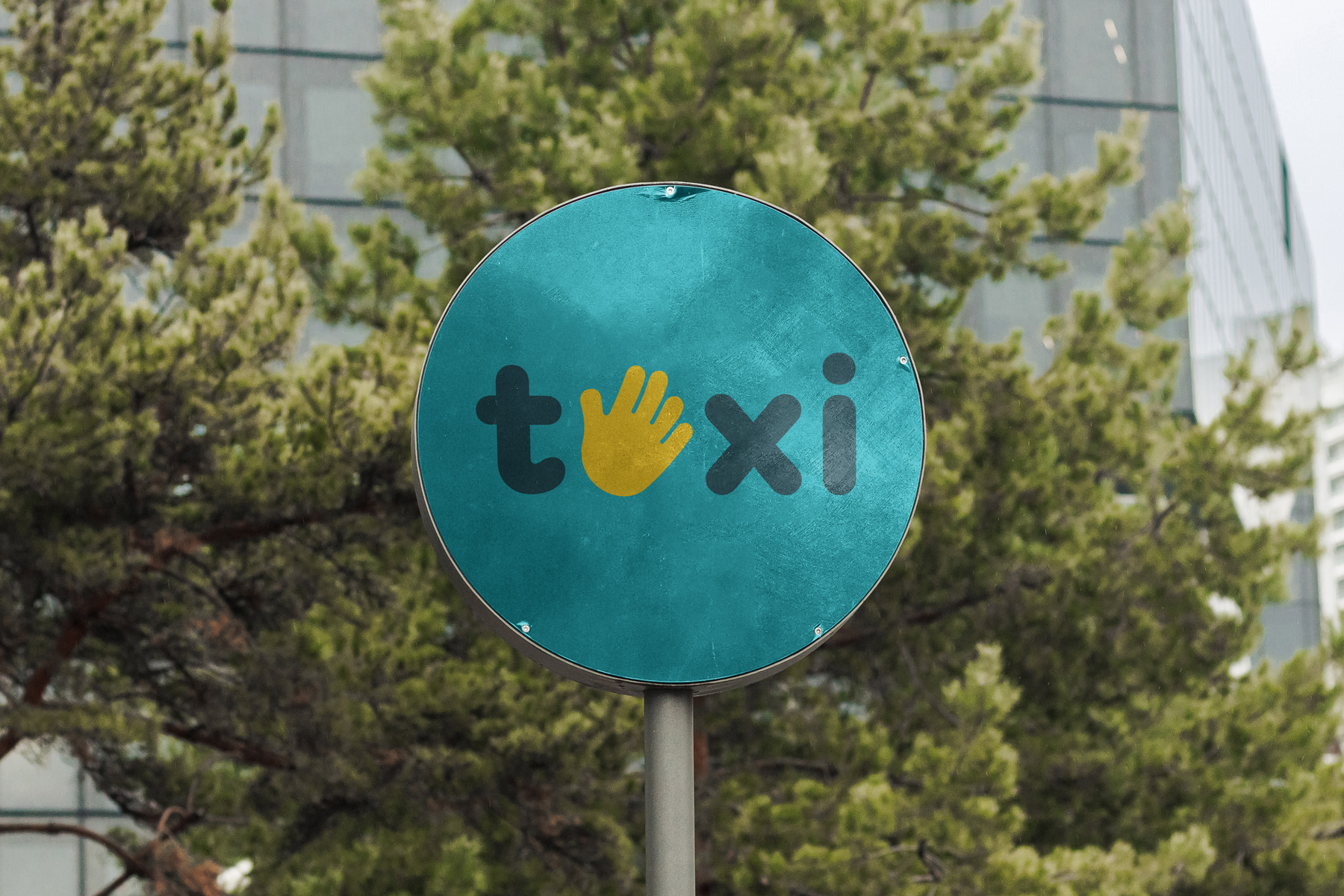 Rundes Schild mit dem Text "taxi", wobei das "a" durch eine gelbe Hand ersetzt ist.
