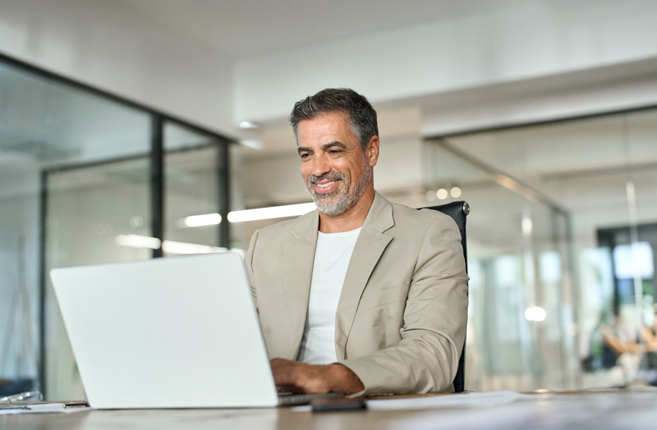 Illustration of Refundo Academy displayed across desktop, tablet, and smartphone screens, showcasing tools such as a website builder, form builder, social media planner, appointment calendar, CRM, and Google reviews in a modern purple interface.