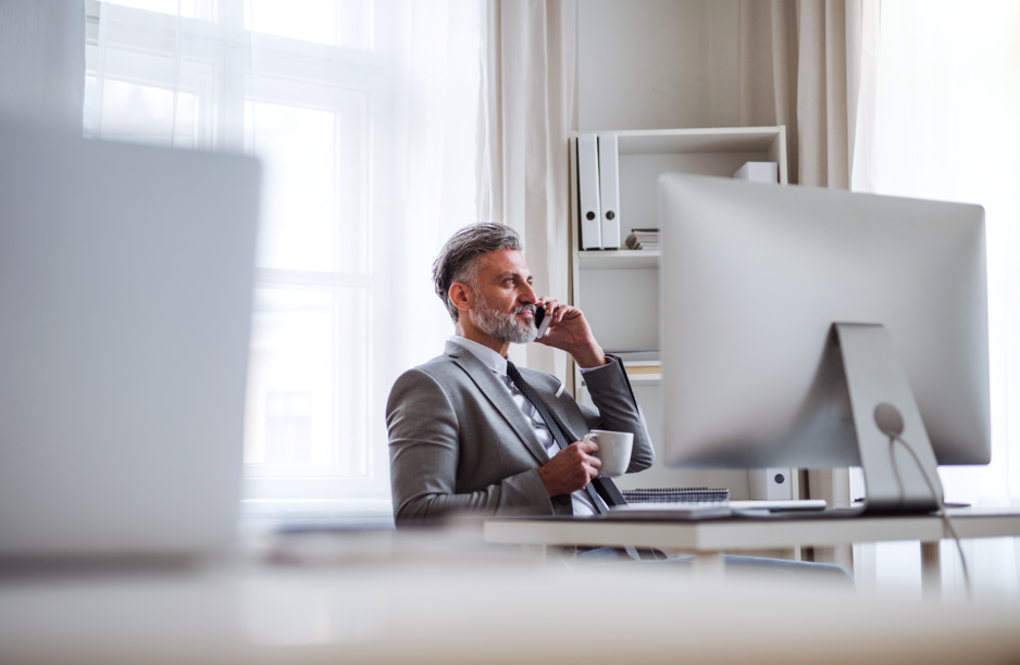 Illustration of Refundo Academy displayed across desktop, tablet, and smartphone screens, showcasing tools such as a website builder, form builder, social media planner, appointment calendar, CRM, and Google reviews in a modern purple interface.