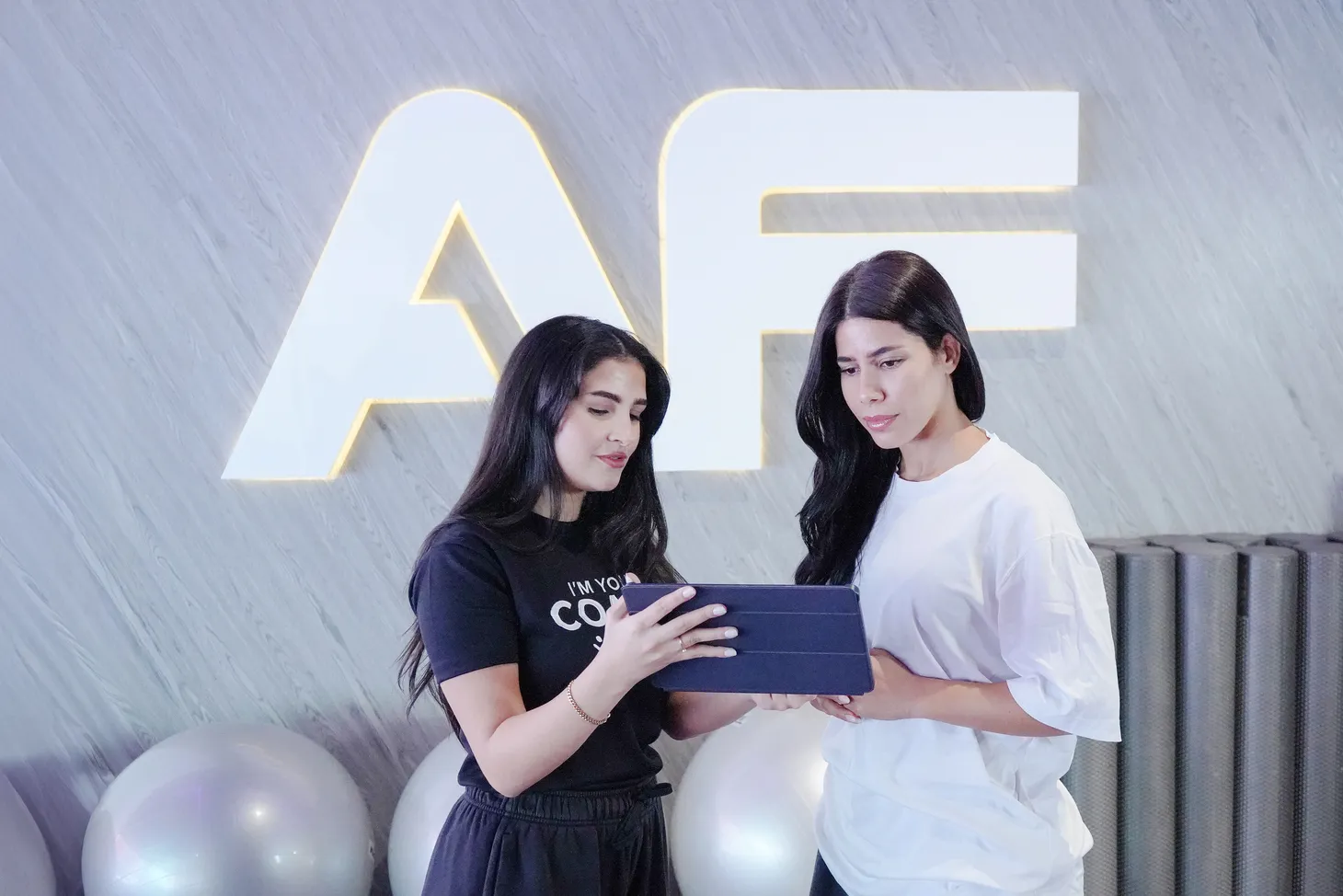 مجموعة من النساء يتحدثن ويتفاعلن داخل صالة Anytime Fitness