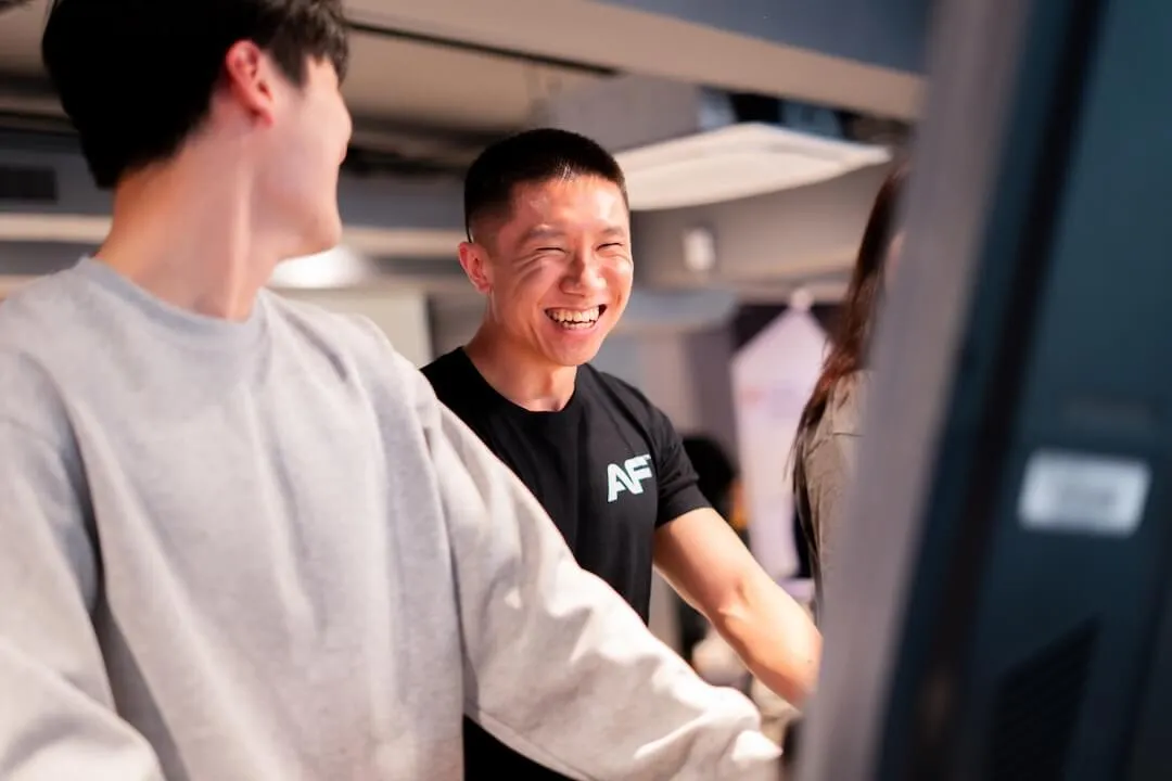 Anytime Fitness 教練在健身室與會員親切交流互動