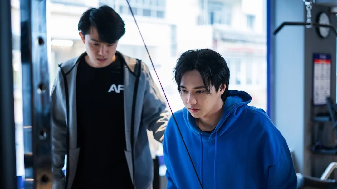 Anytime Fitness 教練指導會員使用滑輪下拉機訓練