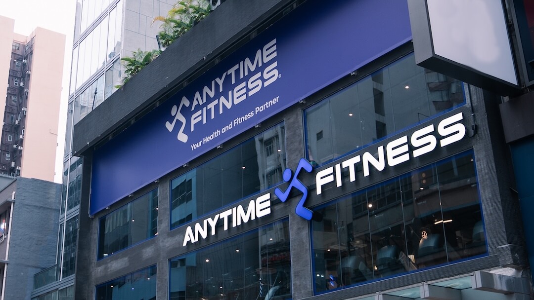 Anytime Fitness 健身室外觀與品牌藍色招牌