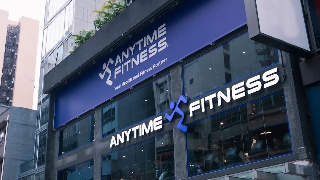 Anytime Fitness 健身室外觀與品牌藍色招牌