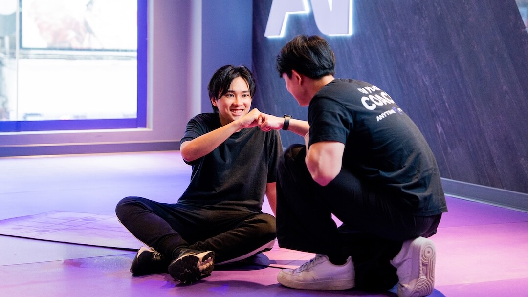 Anytime Fitness 教練與會員在健身室內碰拳互相鼓勵