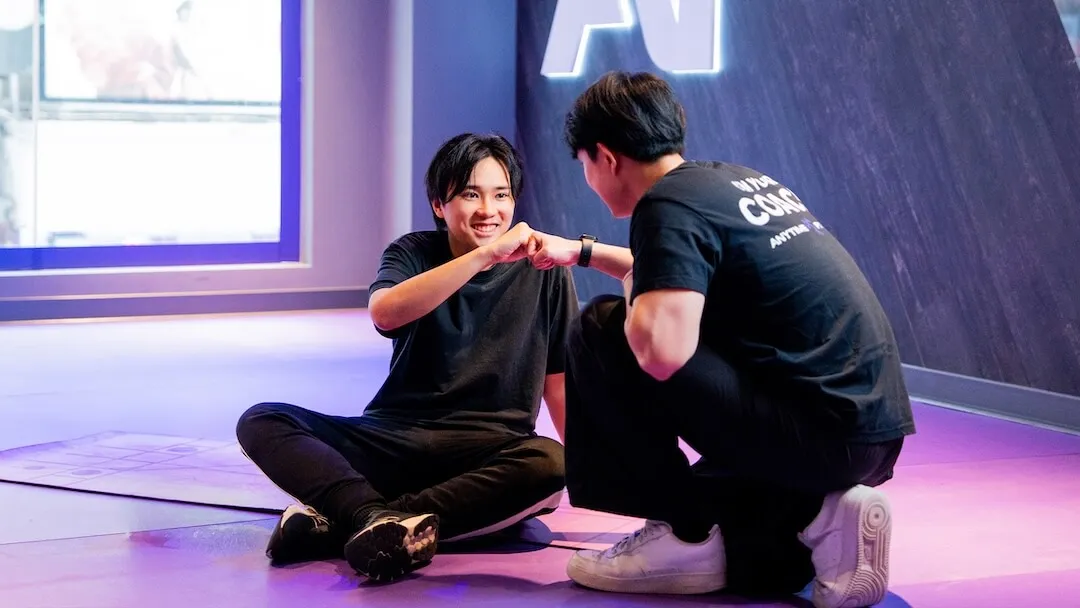 Anytime Fitness 教練與會員在健身室內碰拳互相鼓勵