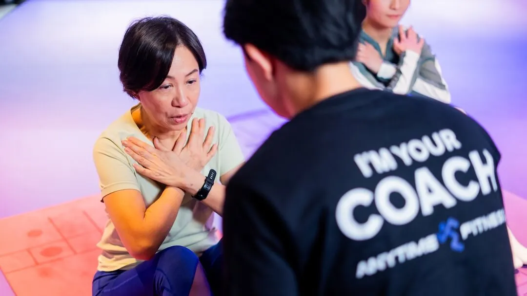 Anytime Fitness 教練指導女會員進行核心訓練