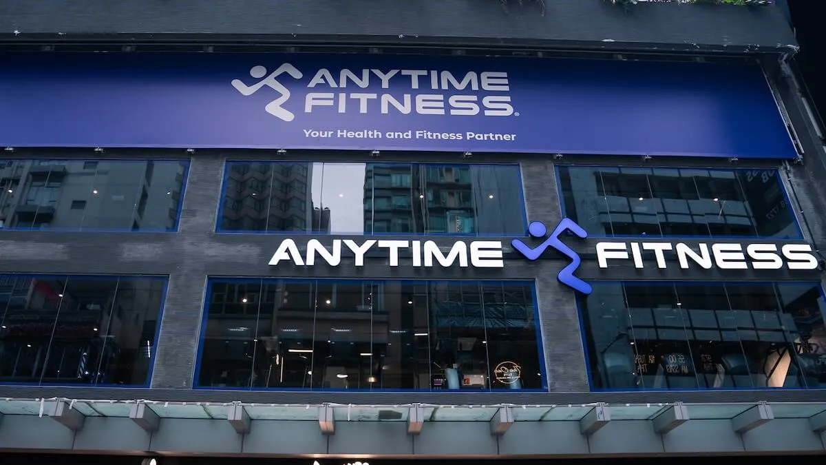 Anytime Fitness 健身中心外觀與藍色品牌招牌