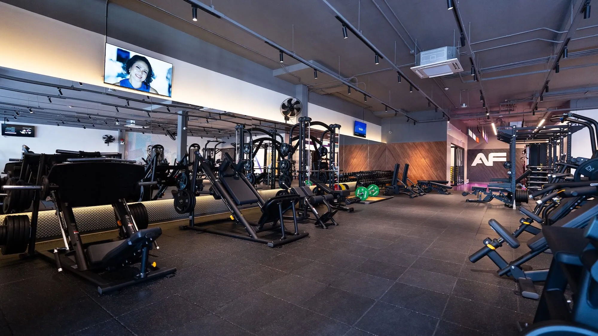 โซนเวทเทรนนิ่งใน Anytime Fitness พร้อมเครื่องเล่นเวทและอุปกรณ์ยกน้ำหนักครบครัน