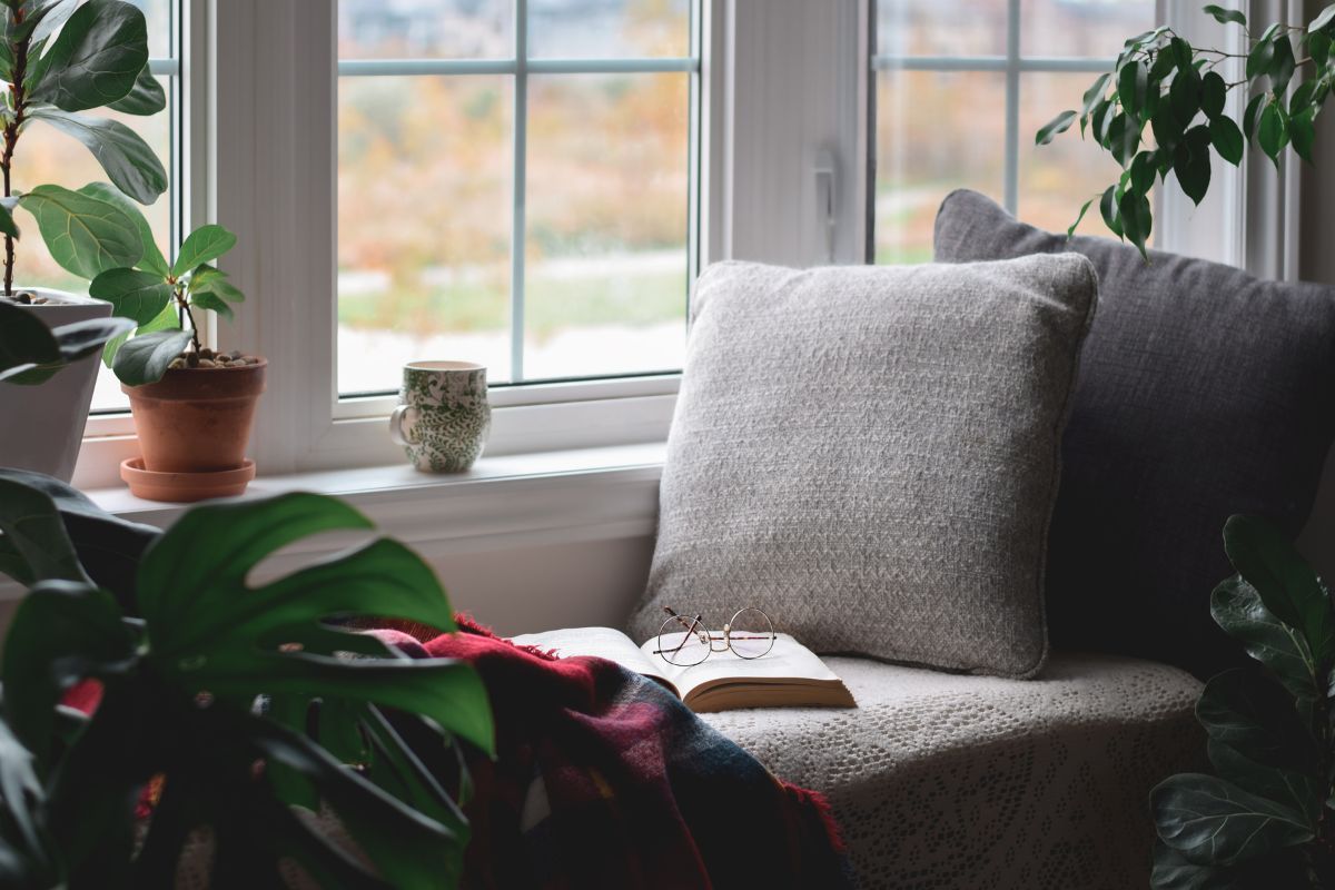 creating-the-perfect-reading-nook-tips-and-tricks-for-book-lovers