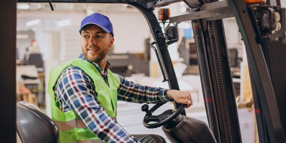 hombre utilizando equipo industrial