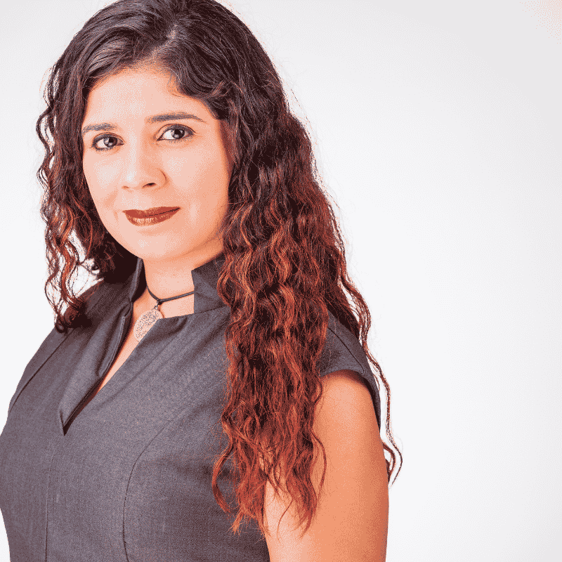 Sandra M., Directora de Proyectos, cliente de renta de montacargas Hyundai 70D-9 en Monterrey