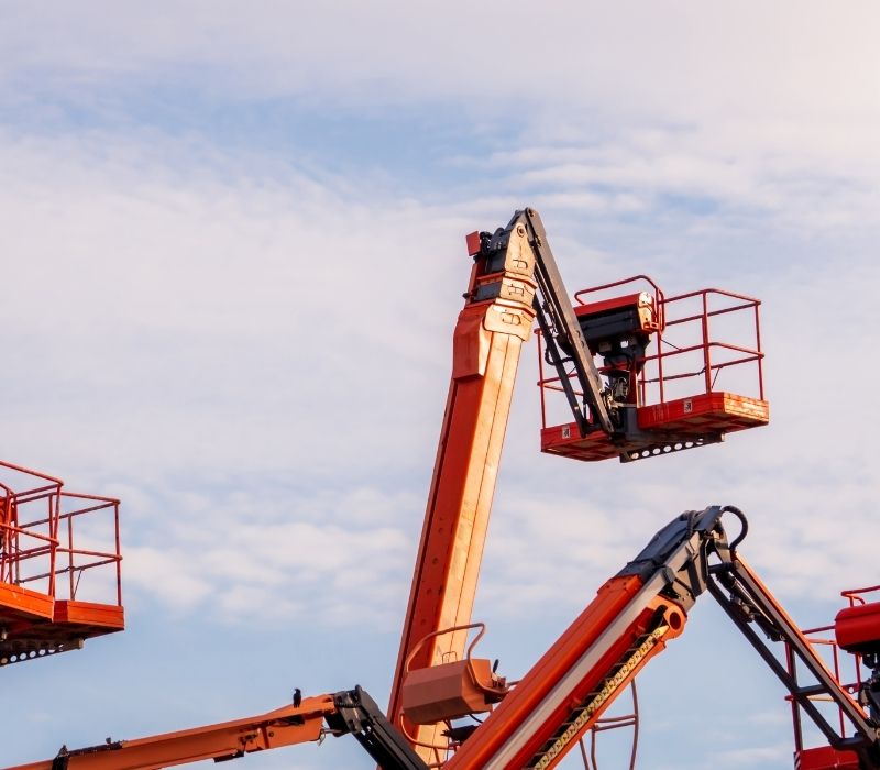 Plataformas articuladas de gran alcance con brazos extendidos en operación exterior – renta de plataformas de elevación en Monterrey