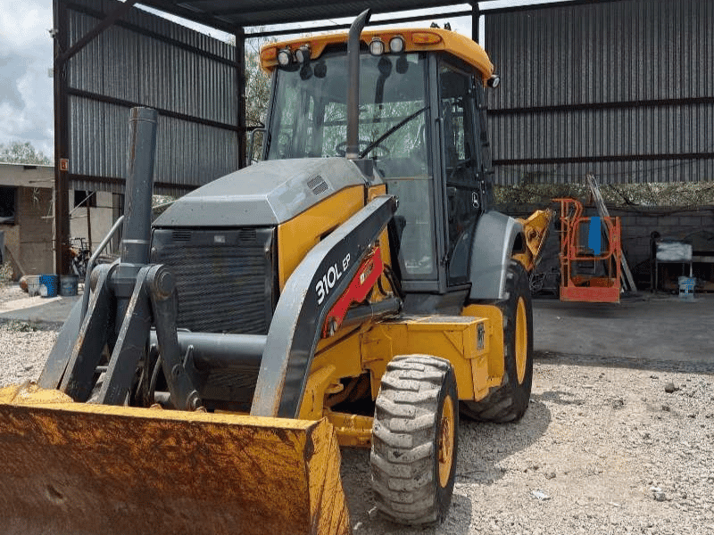 Retroexcavadora John Deere equipada con cucharón frontal y brazo excavador