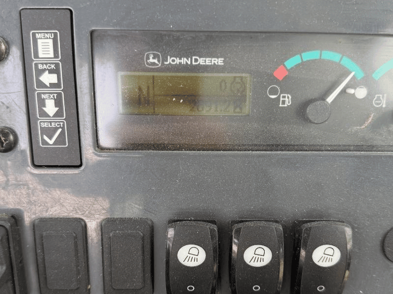 Panel de control de una retroexcavadora John Deere