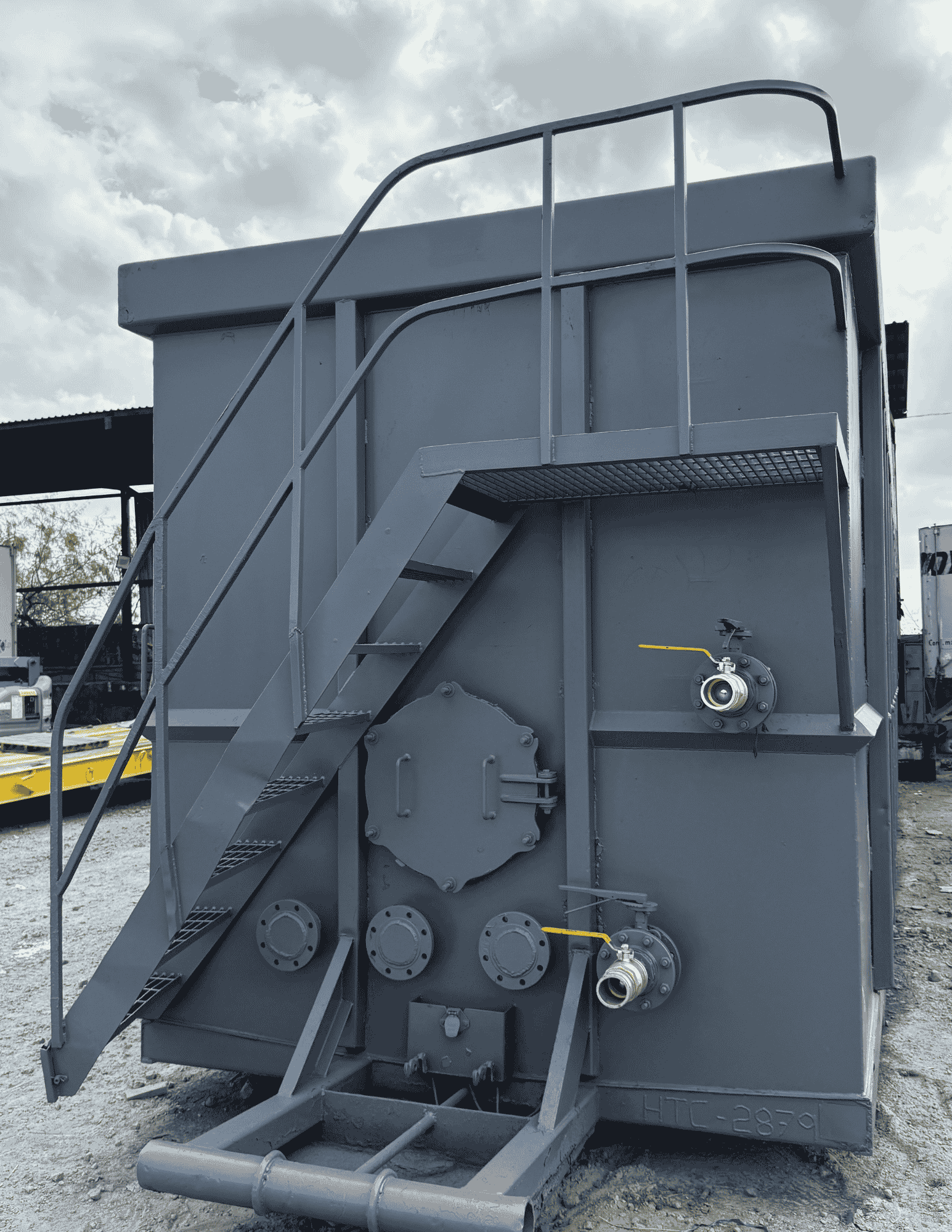 Tanque de almacenamiento industrial tipo frac tank con escalera, plataforma superior, registro hombre y válvulas de descarga