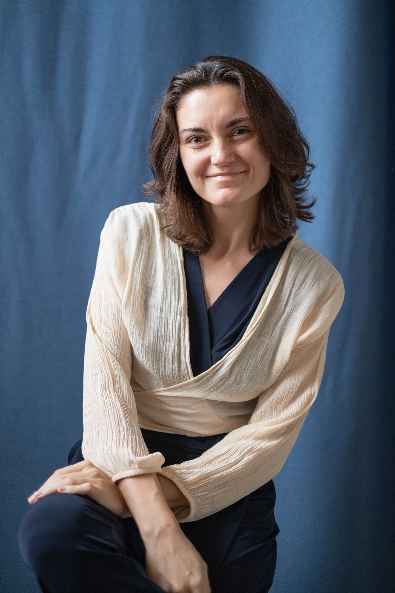 Portrait von Bojana mit blauen Hintergrund